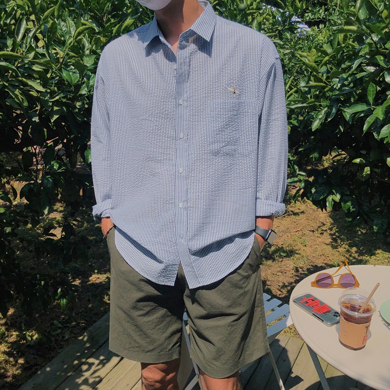 เสื้อเชิ้ตแขนยาว ลายริ้วฟ้า รุ่นปักคนถือเซิร์ฟบอร์ด ผ้าหนา ไม่บาง สไตล์เกาหลี SL70