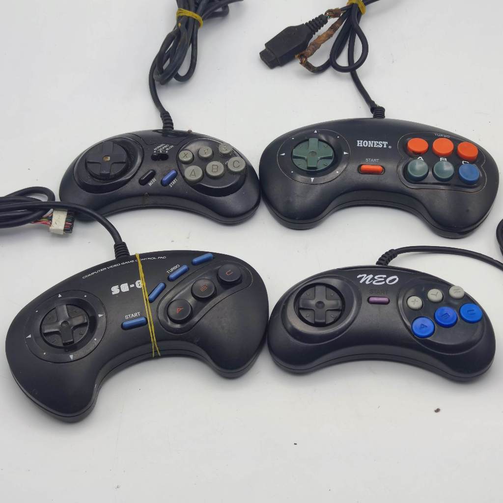 SEGA Mega Drive MD จอย รวม 4 ตัว [JUNK] จอยเสีย เป็นอะไหล่ วางโชว์ น๊อตไม่ครบ