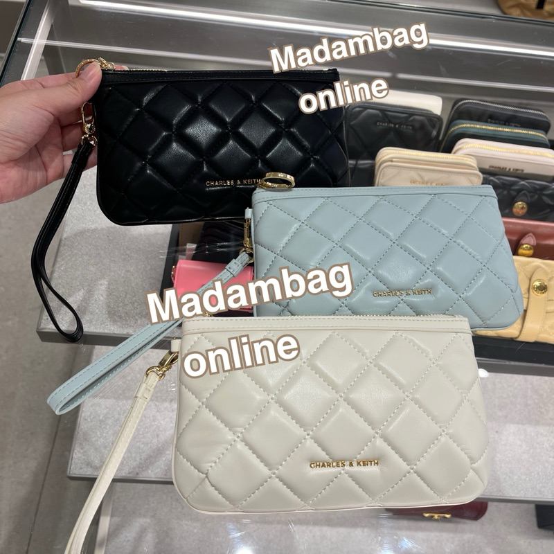 𝗖𝗛𝗔𝗥𝗟𝗘𝗦 & 𝗞𝗘𝗜𝗧𝗛 Cressida Quilted Wristlet กระเป๋าสตางค์ มีสายคล้องมือ