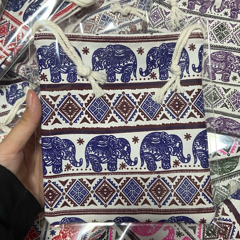 กระเป๋าหรูดลายช้าง กระเป๋าใส่เครื่องสำอาง ของฝากยอดฮิตคละลายค่ะ