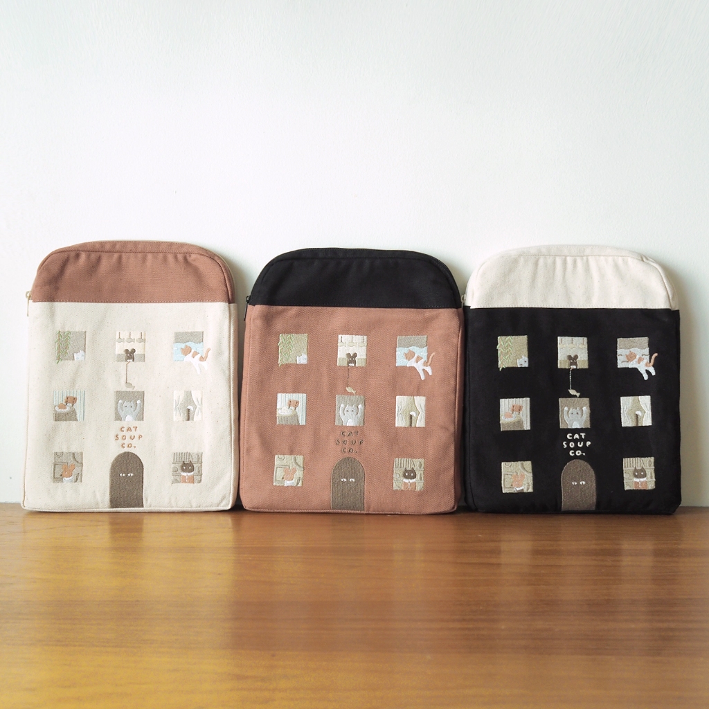 cat soup co ipad pouch 11” / กระเป๋าใส่ไอแพด tablet ทรงบ้าน ปักลาย ‘cat soup co.’