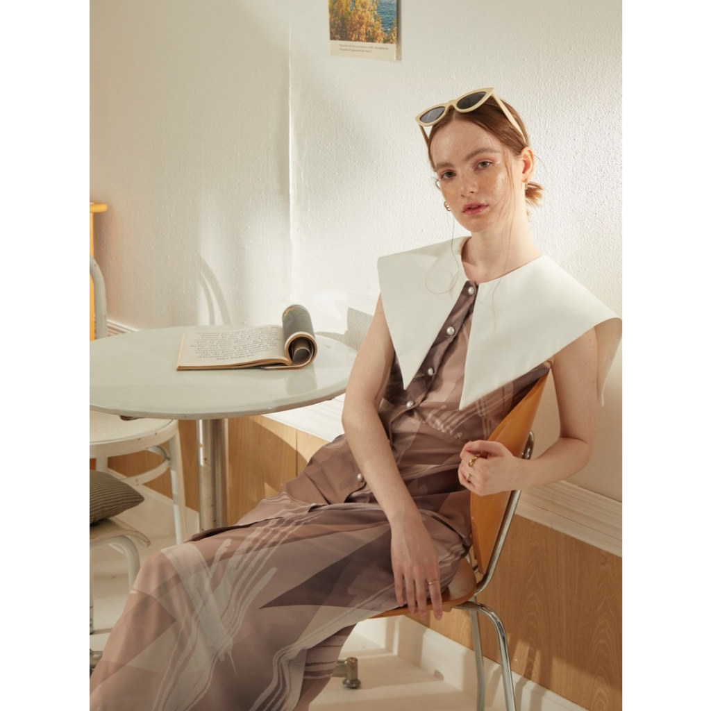 Miracle Midi Dress เดรสผ้าพิมพ์ลายแต่งปกขาว พรีออร์เดอร์ 5-7 วัน