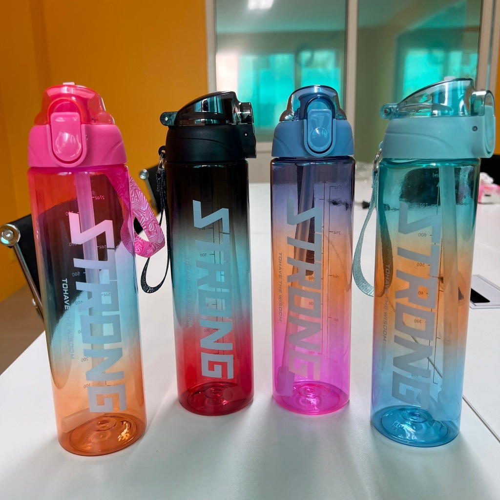 กระบอกน้ำ ขนาด 800 มล. เนื้องาน พลาสติกเกรดดี สีทรีโทน มีสายคล้อง แถมฟรีสติ๊กเกอร์สุดเก๋ หลากหลายลาย