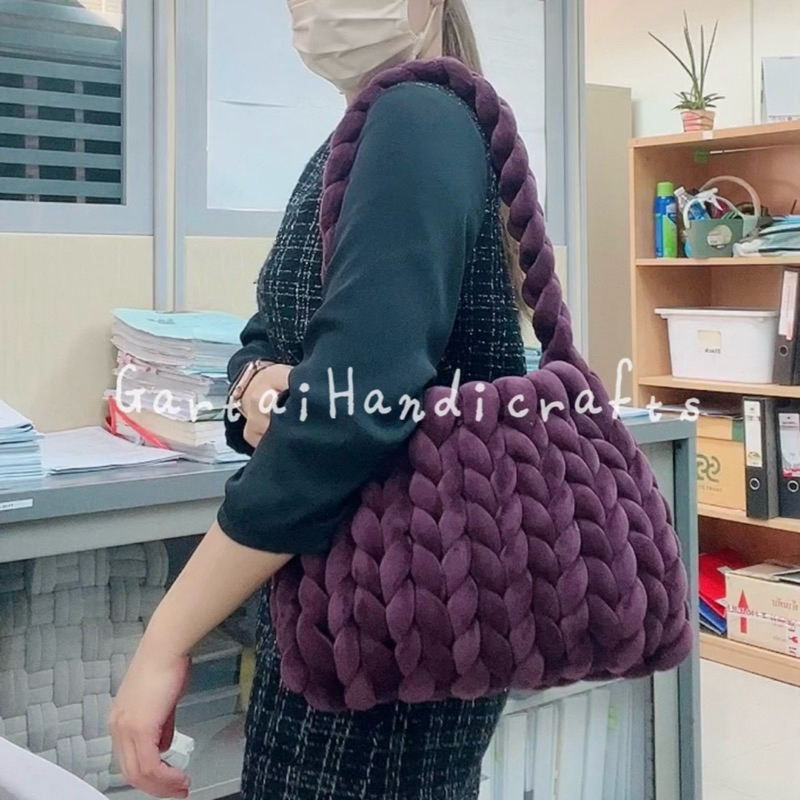 กระเป๋าไหมพรมยักษ์ รุ่นกำมะหยี่ size L ขนาด 12 นิ้ว สายยาว 25 นิ้ว แบบสะพายไหล่ หรือสะพายข้าง