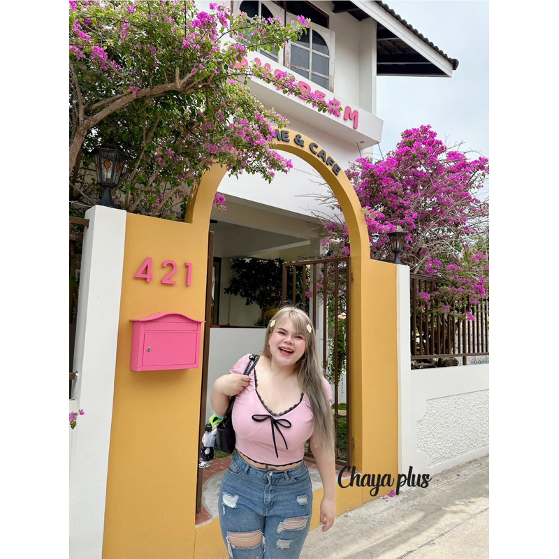 เสื้อครอปคอวี แต่งลูกไม้รอบตัว มีดีเทลผูกน้องโบที่อก งานเข้ารูป งานน่ารักมากกต้องจัดแล้วทุกคน