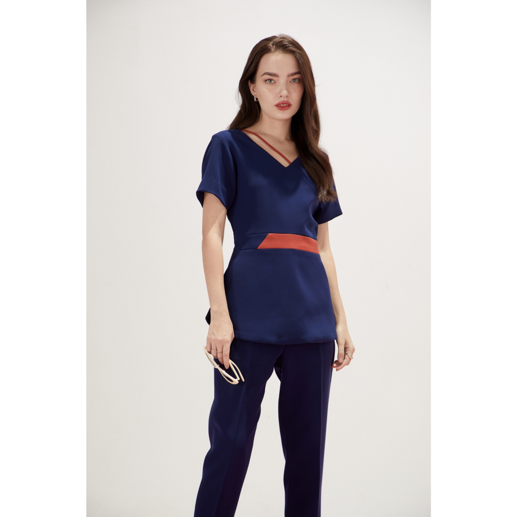 RUNWAY TOP เสื้อแขนสั้นทรงเข้ารูป  (ช่วงแคมเปญส่งล่าช้า 5 วัน)