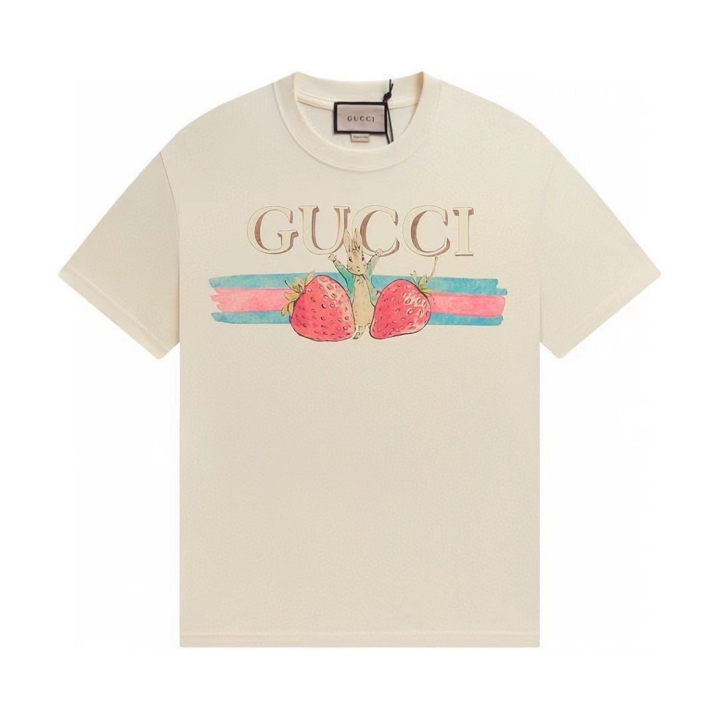 เสื้อPETER RABBIT™ X GCCI T-SHIRT (Strawberry) ใส่ได้ทั้งผู้ชายและผู้หญิง Size S - XL