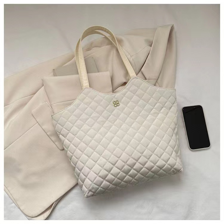 รุ่นใหม่ กระเป๋าสะพาย กระเป๋าถือ สไตล์เกาหลี  ใบใหญ่ จุกของได้เยอะ  ยาว40*32cm