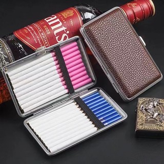กล่องใส่บุหรี 12-14 ตัว ทำจากหนัง สีดำและสีน้ำตาล พร้อมสายยืดรัดกันตก กล่องเอนกประสงค์