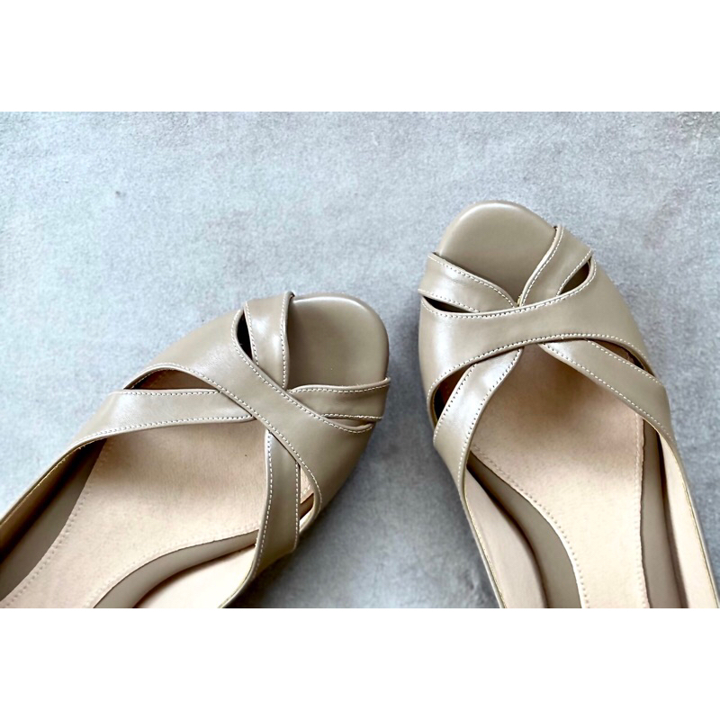 LALANTA BUTTERFLY TAUPE รองเท้าส้น 1.5 เซนติเมตร