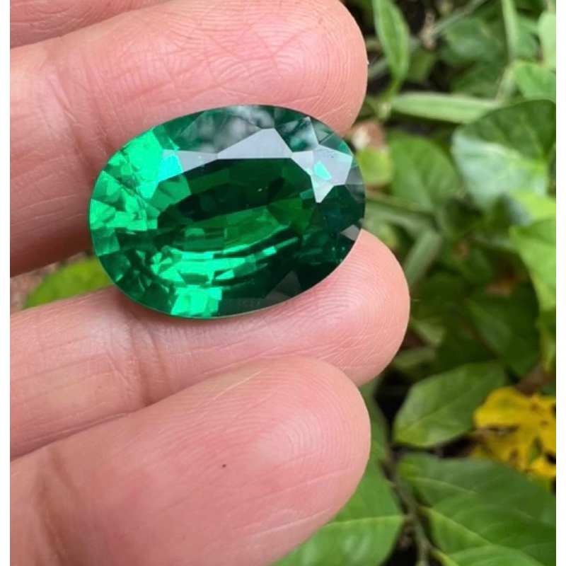 Lab emerald green Oval 12x14mm- 8 cts  พลอยอัด มรกต สี เขียว นาโน สังเคราะห์ ขนาด 12X14 มม รูปไข่ 8 กะรัต 1 เม็ด
