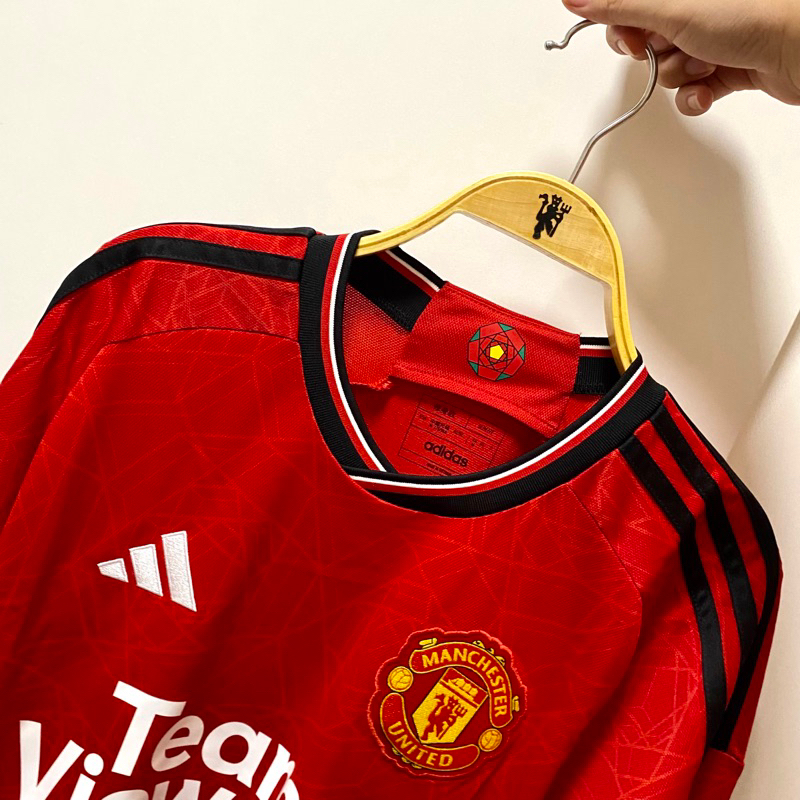 ไม้แขวนเสื้อ 1 ไม้ สลักโลโก้ฟุตบอล ไม้หนา ทากันเสี้ยน มีกันลื่น ตะขอหมุนได้360 ซื้อ10แถม1 ราคา ถูกที่สุด ดีลบีเคเค แกลเลอรีภาพที่ 6