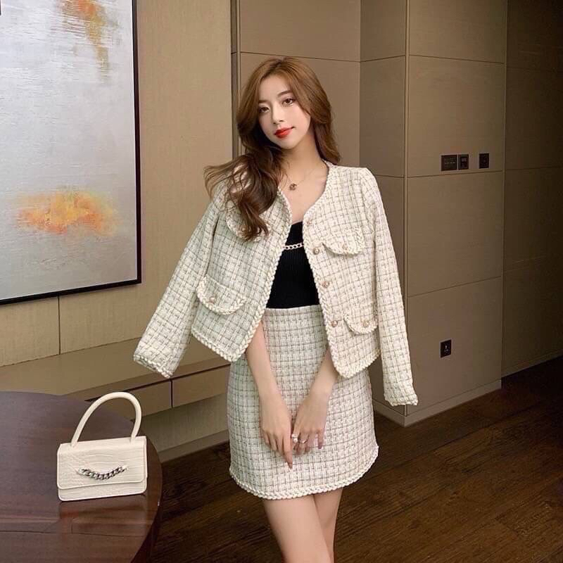 5813 เสื้อทวิตคอกลม แขนยาว แต่งกระเป๋าหลอกด้านหน้าสี่ใบ พร้อมจองเปียดิ้นทองรอบตัว สวยมากรุ่นนี้
