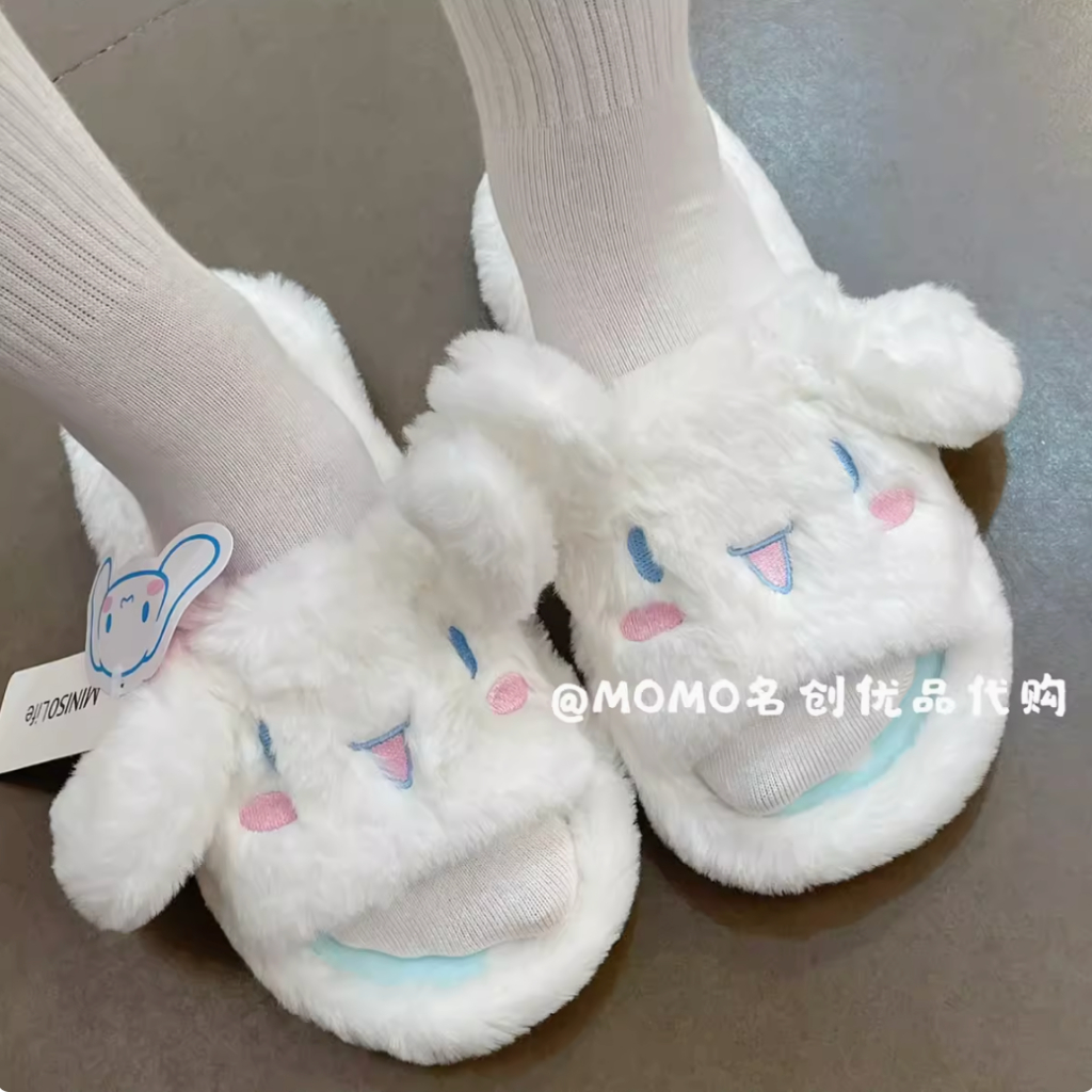 พร้อมส่ง MINISO x Sanrio รองเท้าใส่ในบ้าน สลิปเปอร์ ขนนุ่ม แบบเปิดเท้า ลายชินนาม่อนโรล รองเท้าแตะ