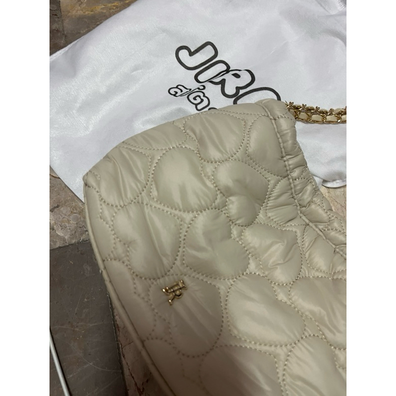 กระเป๋าสะพาย สายโซ่ สีครีม jira store