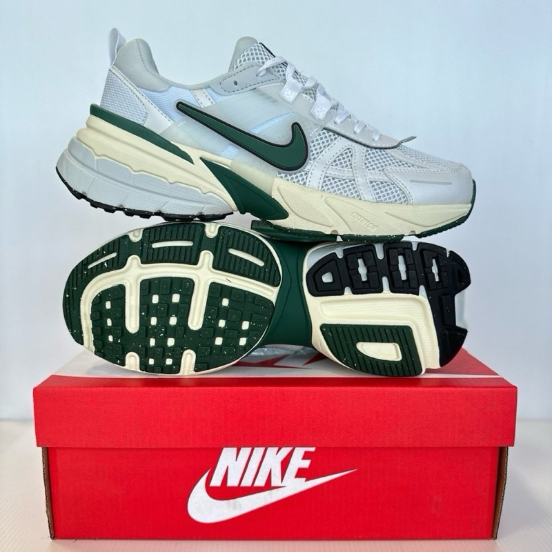 รองเท้า Nike V2K Run