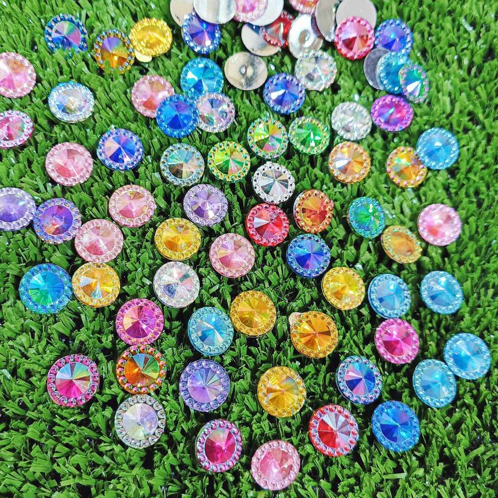 เพรชรุ้งตกแต่ง (100 ชิ้น) คละสี DIY เพรชรุ้งงานฝีมือ เพชรทรงแหลม ตกแต่งเหรียญโปรยทาน ขนาด12มิล