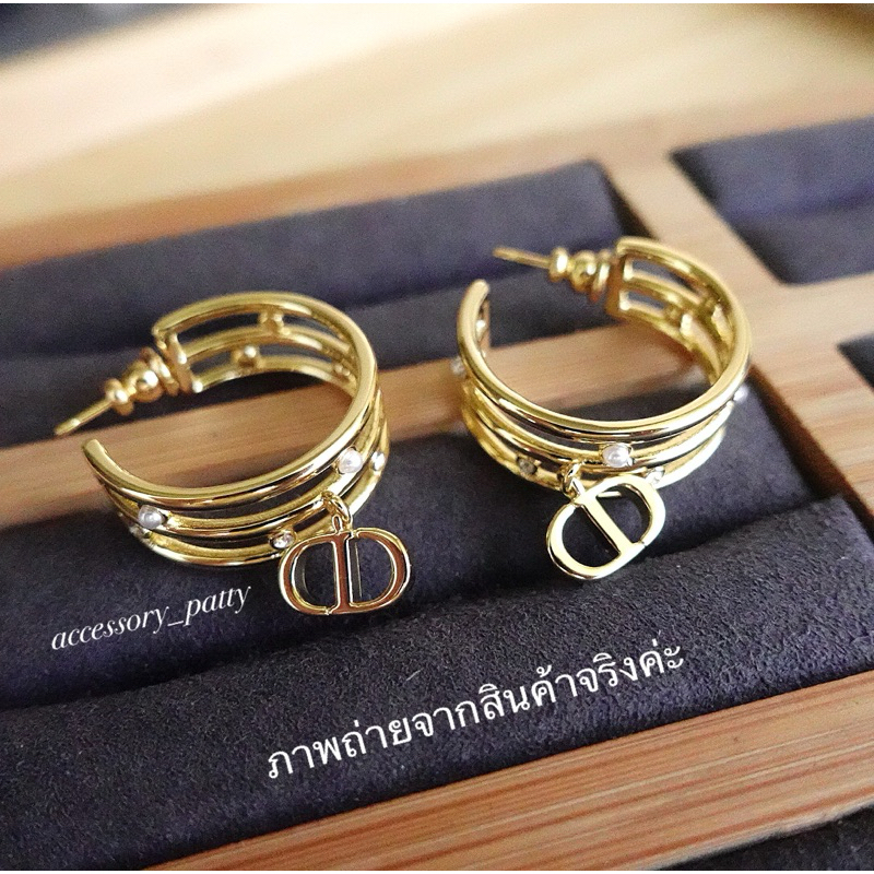 ต่างหูทรงห่วง ก้านเเบบเสียบ รุ่นD84 อะไหล่สีทองอ่อนหวานๆค่ะ ลายเส้นแต่งด้วยมุกและเพชรค่ะ มีจี้ตุ้งติ้งน่ารักมากค่ะ