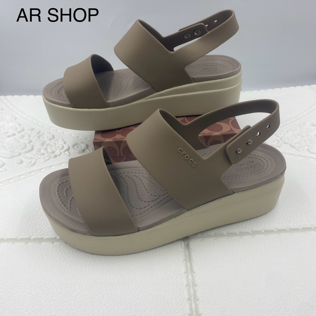 รองเท้า Crocs รุ่น brooklyn low มาใหม่เป็นรองเท้าแบบสวมสำหรับผู้หญิงงานสวยน้ำหนักเบาพื้นนิ่มมากๆ ควรมีนะคะ
