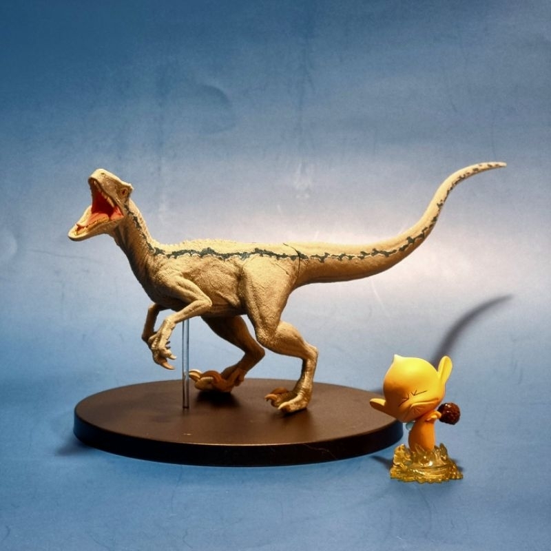 ของแท้มือ 2 SEGA - Jurassic World: New Ruler Premium Veloceraptor Blue Figure