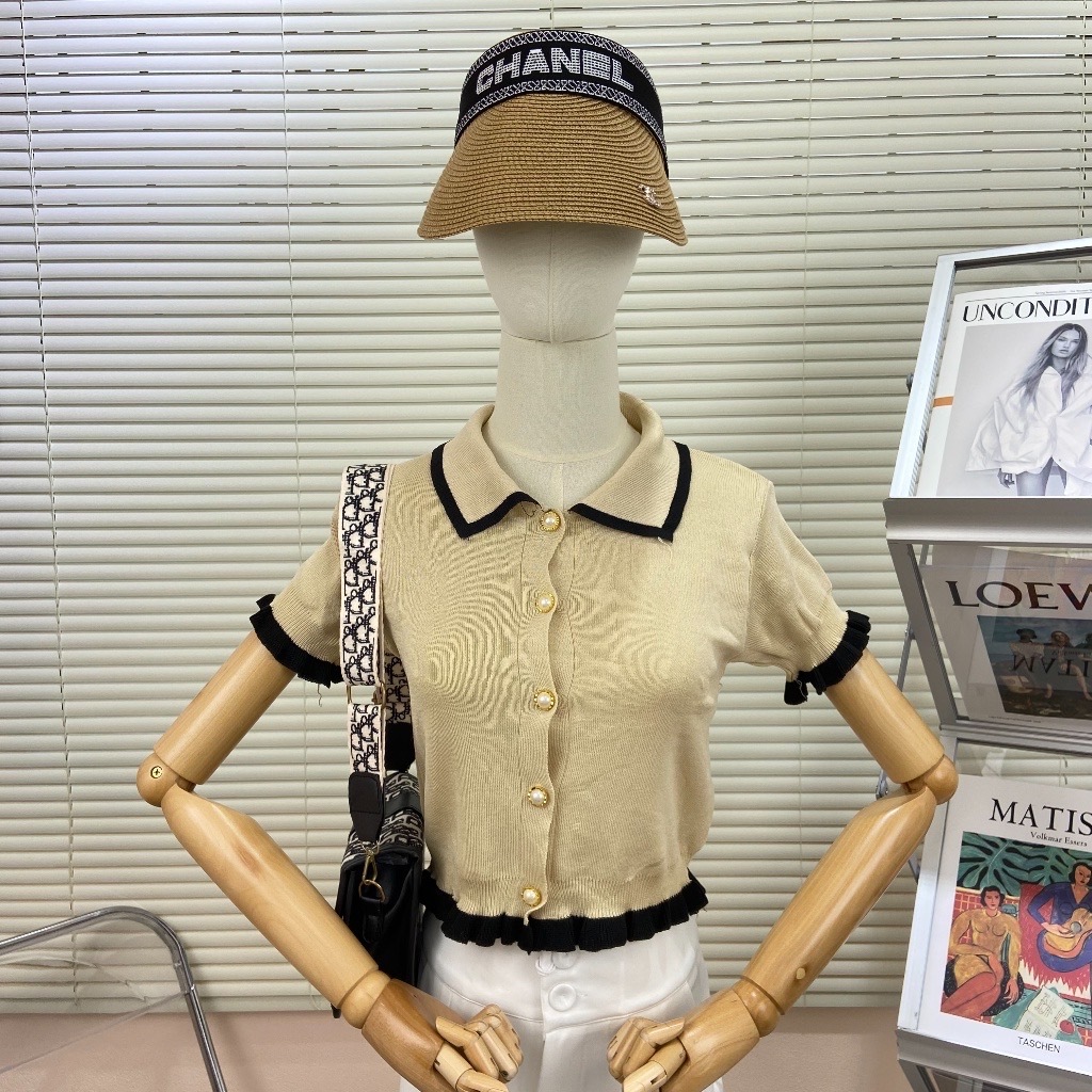 shop_sc [พร้อมส่ง] เสื้อไหมพรมแฟชั่นแขนสั้นผู้หญิง สไตล์เกาหลี คอปก เอวจั๊ม แต่งกระดุมมุข มี3สี - รูปที่ 2