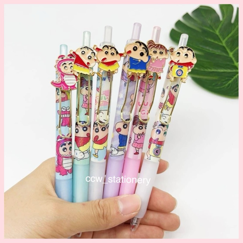 (No.8166-A6) ปากกาเจล แหนบสีทอง ลายชินจัง Crayon Shinchan หมึกสีน้ำเงิน 0.5mm ด้ามจับหุ้มซิลิโคนกันเจ็บนิ้ว น่ารักมากค่ะ