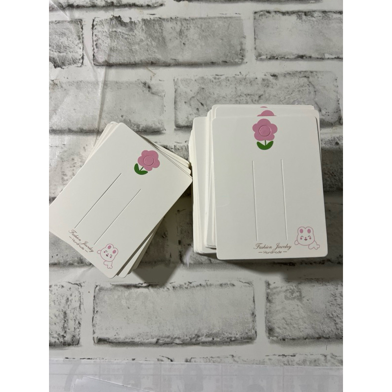 กระดาษ แผงกิ๊บ ลายน่ารัก ขนาด 7.5x11 cm  กระดาษปอนด์ ชาวสองหน้า หนา ใส่สินค้าแล้วน่ารักดีครับ