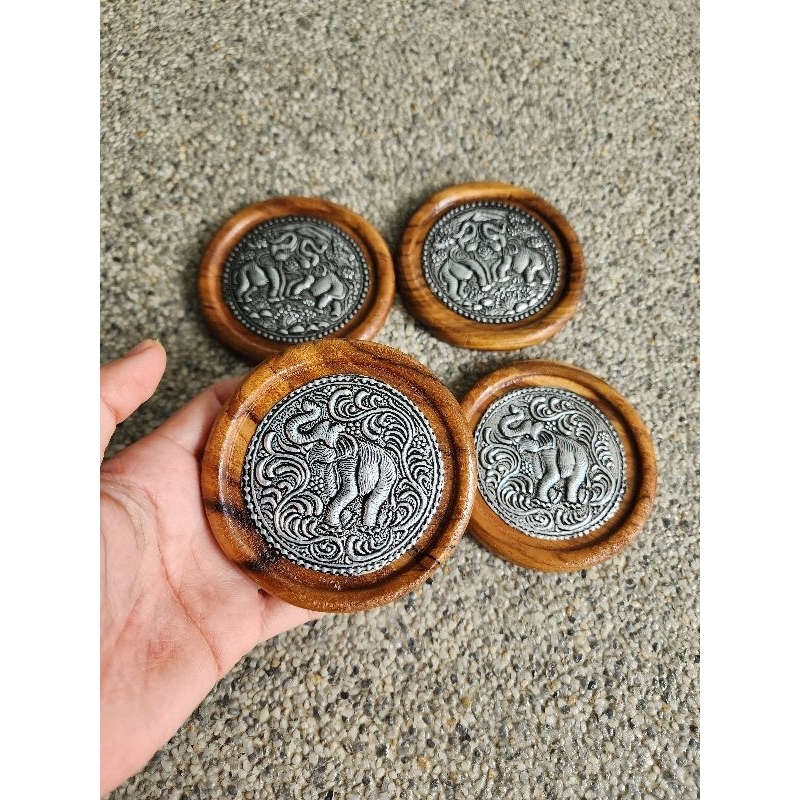 รองแก้ว รองแก้วไม้ ติดแผ่นอะลูมิเนียมลายช้าง เส้นผ่านศูนย์กลาง 8.5 เซนติเมตร ราคา ถูกที่สุด ดีลบีเคเค