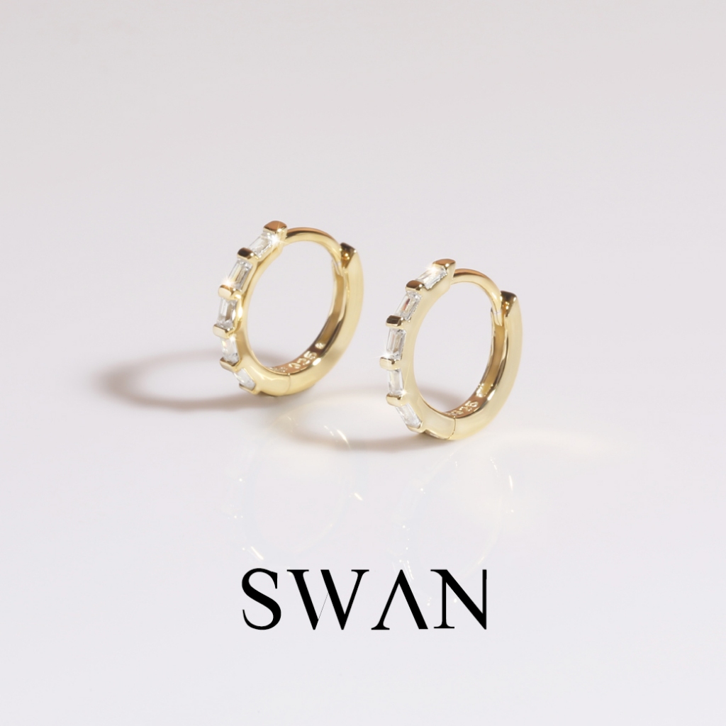 [ส่งด่วนฟรี]SWAN - Classic Baguette Huggie Earring ต่างหูห่วงเงินแท้ ทรงบาเก็ต ดีไซน์สะดุดตา