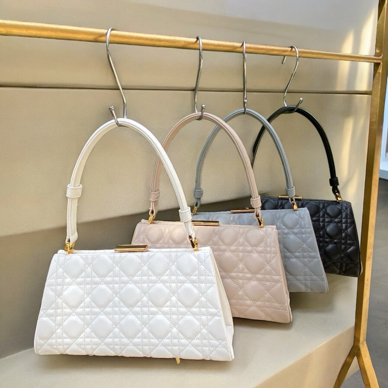 Issue 28cm กระเป๋าหนังแกะ ทรงพอชสะพายขึ้นไหล่ แบรนด์Lovera