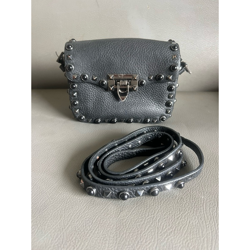 VALENTINO GARAVANI  Pebbled Calfskin Rockstud Rolling Flip Lock Crossbody Bag Black แท้💯 มือสอง