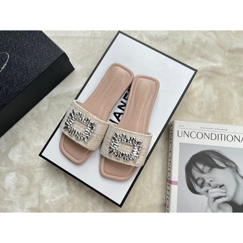 💎Rinya Shoes💎รองเท้าแตะแบบสวมผ้าทวิตแต่งอะไหล่เพชรเทียม(36-45)สินค้าพร้อมส่ง