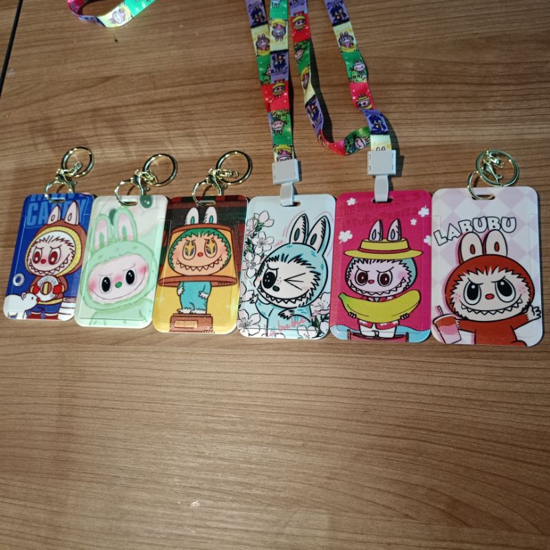 ที่ใส่บัตรแบบแข็งลาบูบู้ มีทั้งพวงกุญแจและคล้องคอ