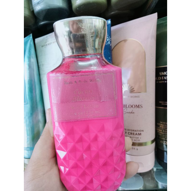 Bath & Body Works Cactus Blossom Body Lotion  ขนาด 8 fl oz / 236 mL.ลดราคานะค่ะ.ขวดน้องมีลอยนิดหน่อย