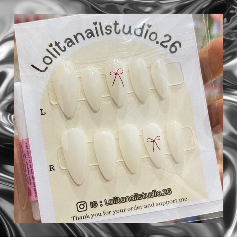 เล็บปลอมเจลแท้ สีขาวนม แต่งโบว์ สีแดงเมทัลลิค ราคา ถูกที่สุด ดีลบีเคเค แกลเลอรีภาพที่ 2