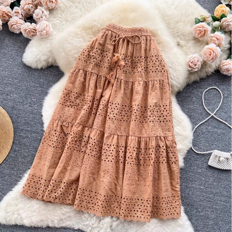กระโปรงลูกไม้สีน้ำตาล พร้อมส่ง!!ลูกไม้ฝรั่งเศษแท้ ปักฉลุซับในอย่างดี ใส่ได้นานทุกเทศกาล ผ้านิ่ม ทิ้งตัว พรางหุ่น
