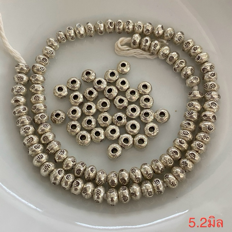 ลูกปัดเงินแท้ลายจุด ขนาด 3.6,4.3,5.2 มิล ขนาดแต่ละเม็ดอาจจะเหลื่อมกันบ้างเพราะเป็นงานทำมือ งานฝีมือ - รูปที่ 6
