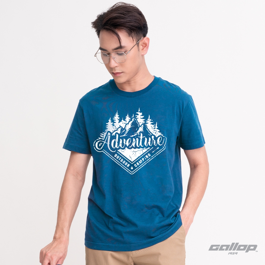 GALLOP : เสื้อยืดคอกลมพิมพ์ลาย Graphic Tee Camping  รุ่น GT9168 สี Royal Blue น้ำเงิน / ราคาปกติ 990.-