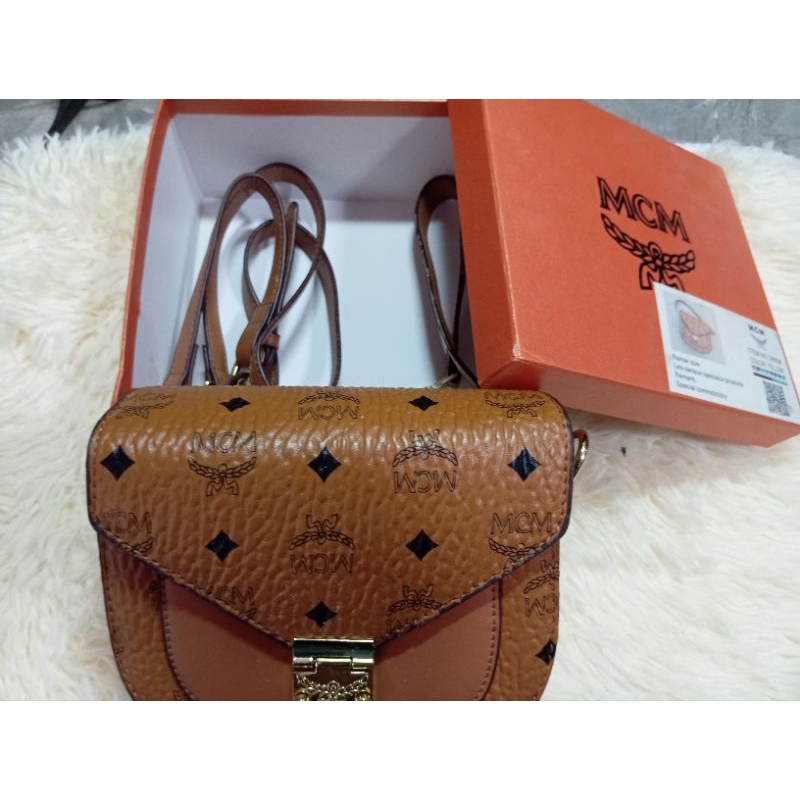 กระเป๋าสะพายข้าง MCM