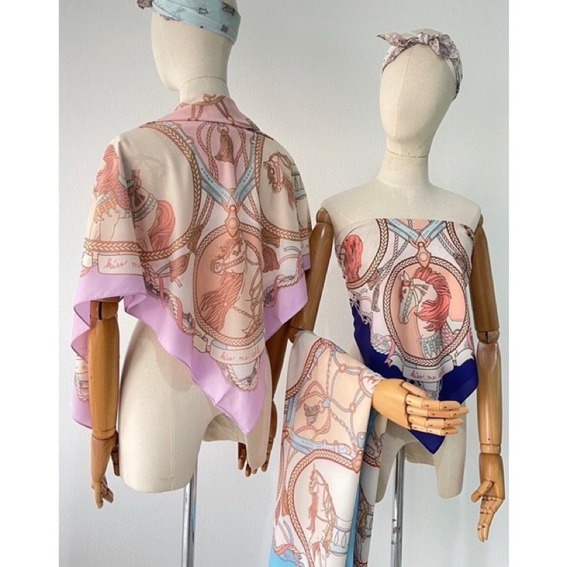 ผ้าพันคอ/ ผ้าลุมไหล่ Kiss me doll แท้ 💯% ลาย Classic  Belief Horse สีม่วงพาสเทล มือ1 ส่งมอบพร้อมกล่อ