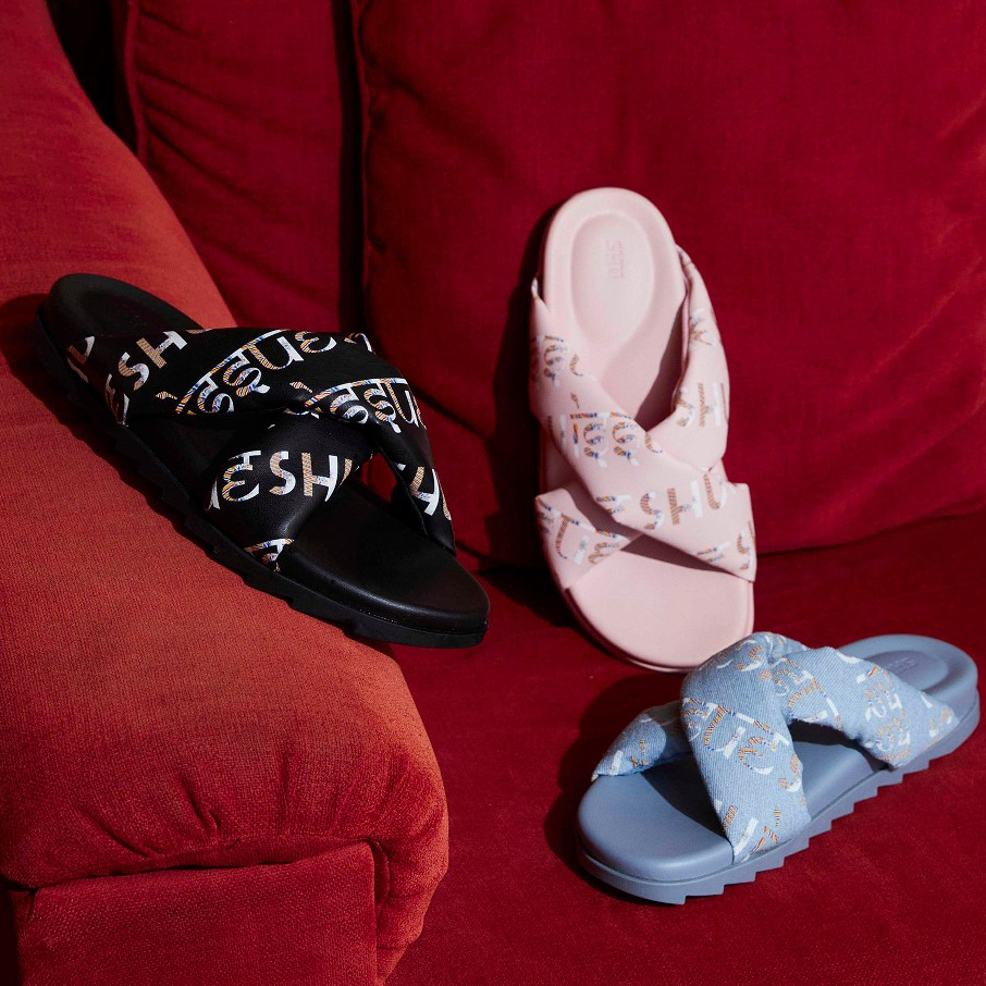 SHU X ISSUE SOFTCUSHION X CROSS SANDALS รองเท้าแตะ