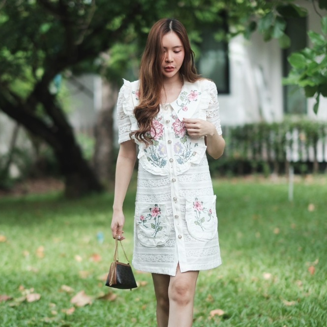 [โค้ดช้อปปี้ 30% ลดเหลือ 560 บาท] MERR THAILAND - เดรสลูกไม้แขนตุ๊กตา ปักลายคอสติส