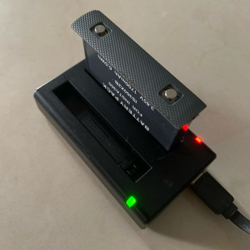 แท่นชาร์จ LED Charger  สำหรับ Insta360 ONE X3 พร้อม แบตเตอรี่แบบชาร์จไฟได้ แบตเตอรี่1700MAh มือสอง