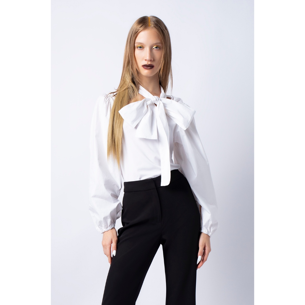 f.fashion เสื้อเบลาส์แขนยาวแต่งโบว์ ผู้หญิง สีขาว | Long Sleeve Blouse with Bow Detail | 06020