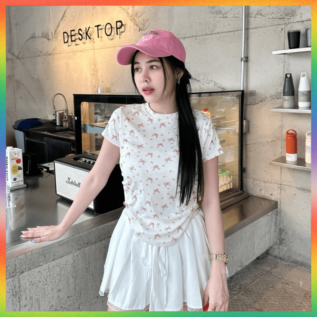 MesubShop เสื้อยืดคอกลมแขนสั้น แต่งย่นข้าง พรางหุ่นทรงสวย สกรีนโบว์น่ารัก ผ้ายืดเยอะมาก แมตช์ง่าย รุ่น กูลิโกะ