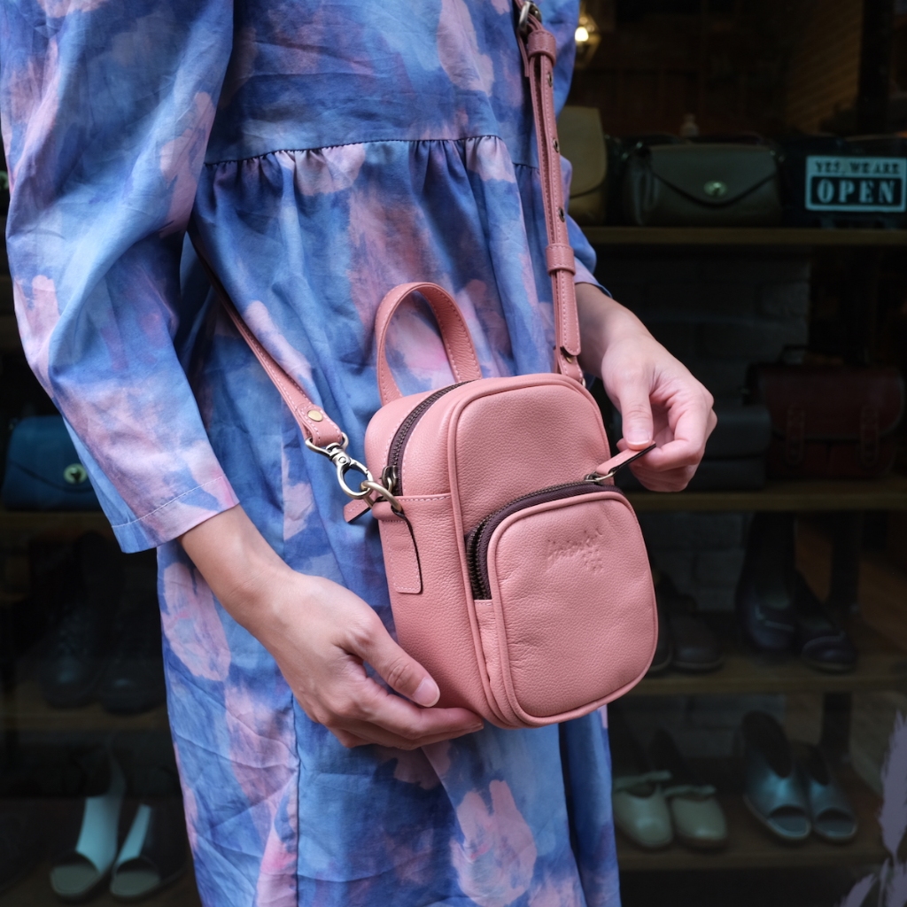 ใหม่ กระเป๋าสะพายหนังวัวแท้ ใบกำลังน่ารัก แต่จุครบ Mini Omoide Hatsukoi Leather Bag
