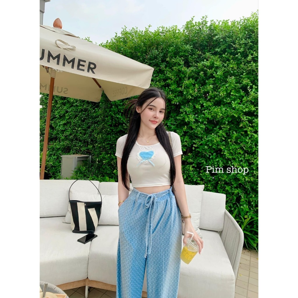 nicha Set 2 ชิ้น - เสื้อยืดครอป แต่งขนปุยหัวใจลูกไม้ - กางเกงขายาวซิปหน้า มีกระเป๋า2ข้าง