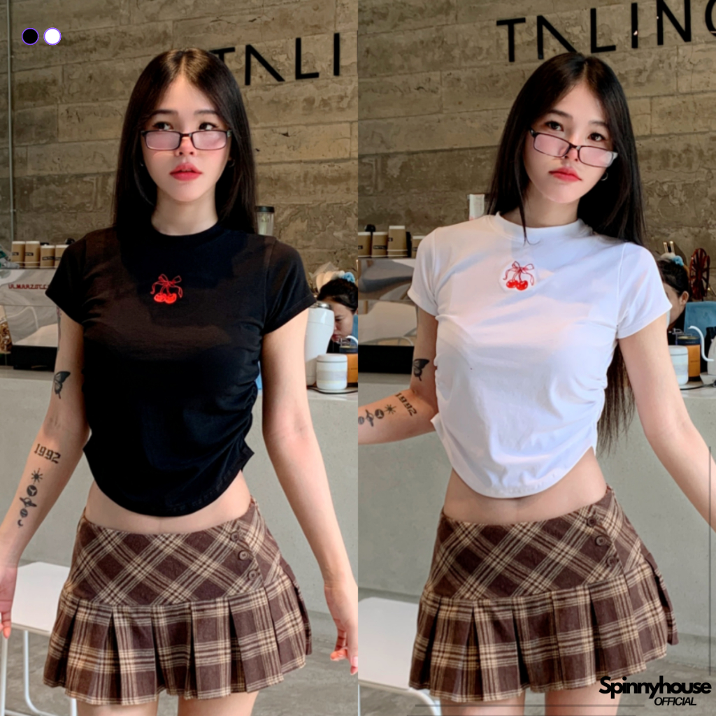 SpinnyHouse เสื้อยืดคอกลมแขนสั้้น ดีเทลย่นข้าง ปักเชอร์รี่ ผ้ายืดยูนิโค่ ทรงสวย พรางหุ่น สาวอวบใส่ได้จ้า รุ่น ไดฟุกุ