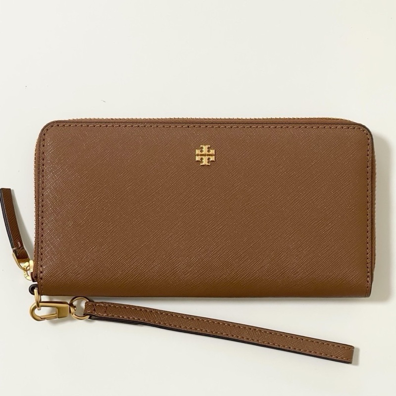 กระเป๋าสตางค์ใบยาว หนังสีน้ำตาล moose ซิปรอบ สายคล้องมือ Tory Burch Emerson Wristlet zip Continental