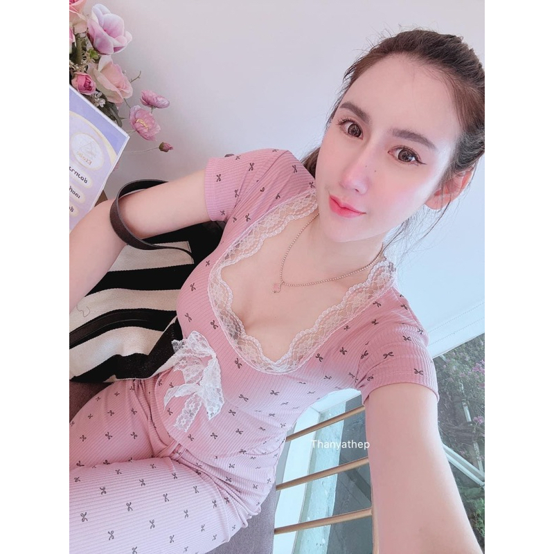 Phapassz - เซท2ชิ้น เสื้อคอยูตัวปังแต่งลูกไม้ กางเกงขายาวน่ารักมากๆ ลายโบว์สวยมาก Thanyathep